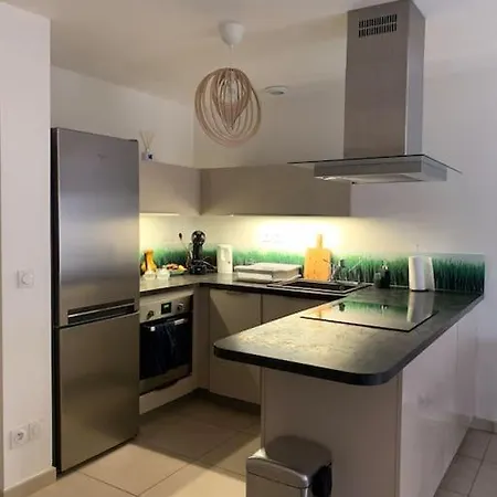 Jolie T2 En Rez-de-jardin A 150m Du Apartment